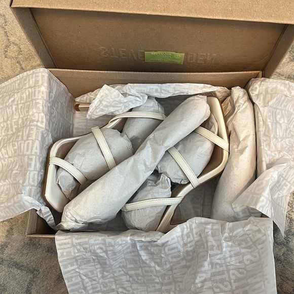NWT STEVE MADDEN WHITE STRAPPY GRADE HEEL - Picture 3 of 4